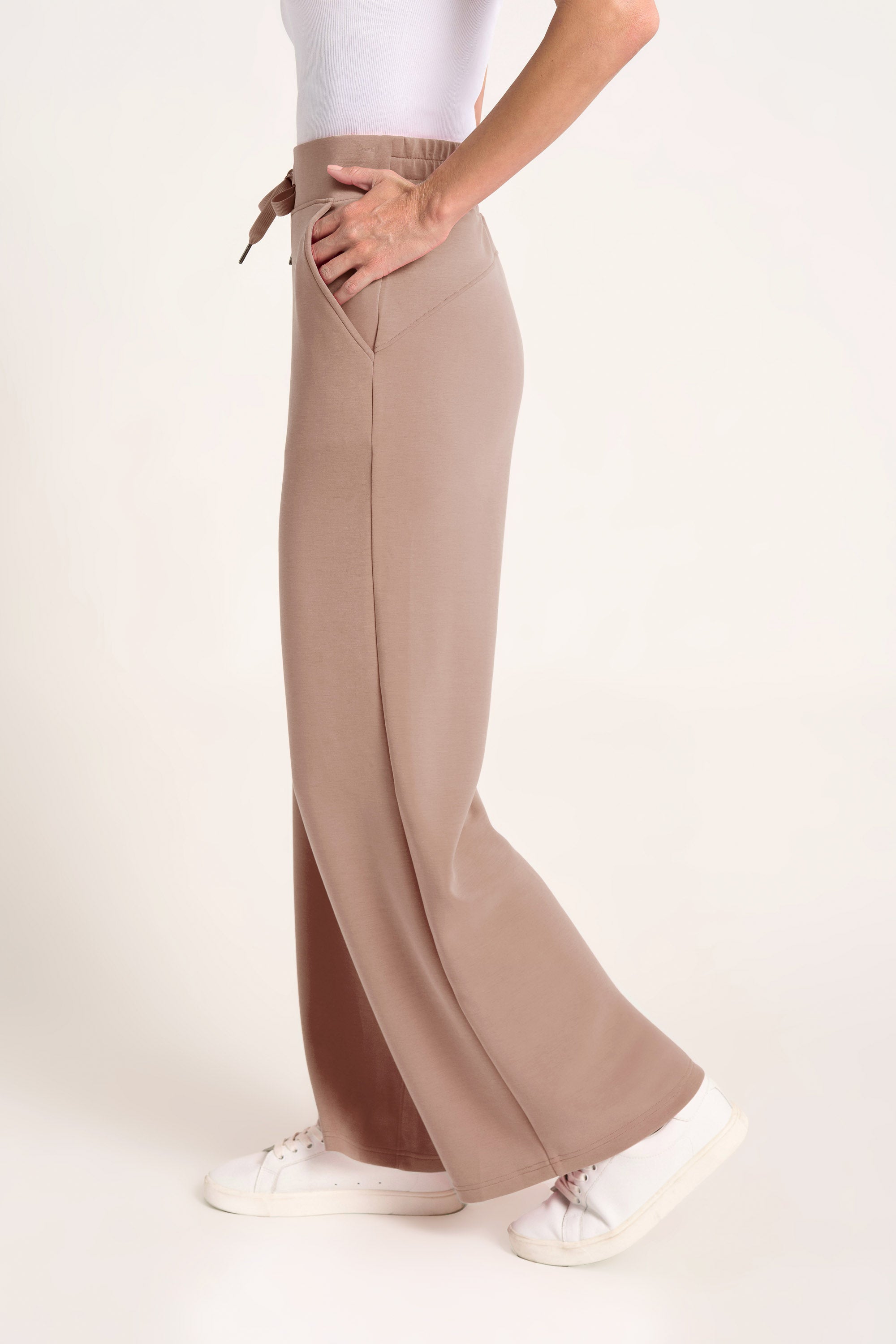 SAYLOR FEATHER FLEX WIDE LEG PANT - SHROOM – mattym