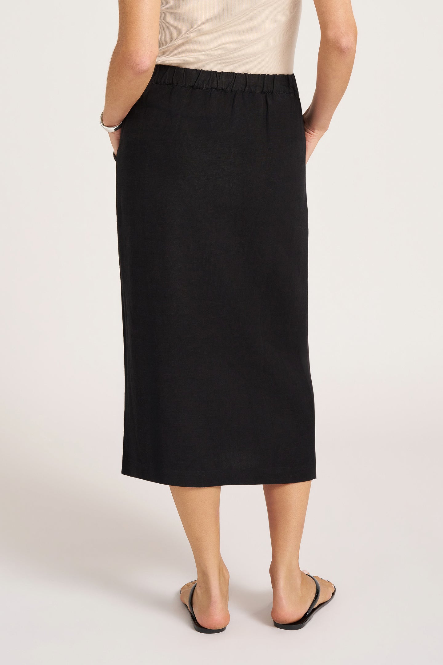 WOVEN SKIRT W/ BUTTON DETAIL IN FRONT - BLACK