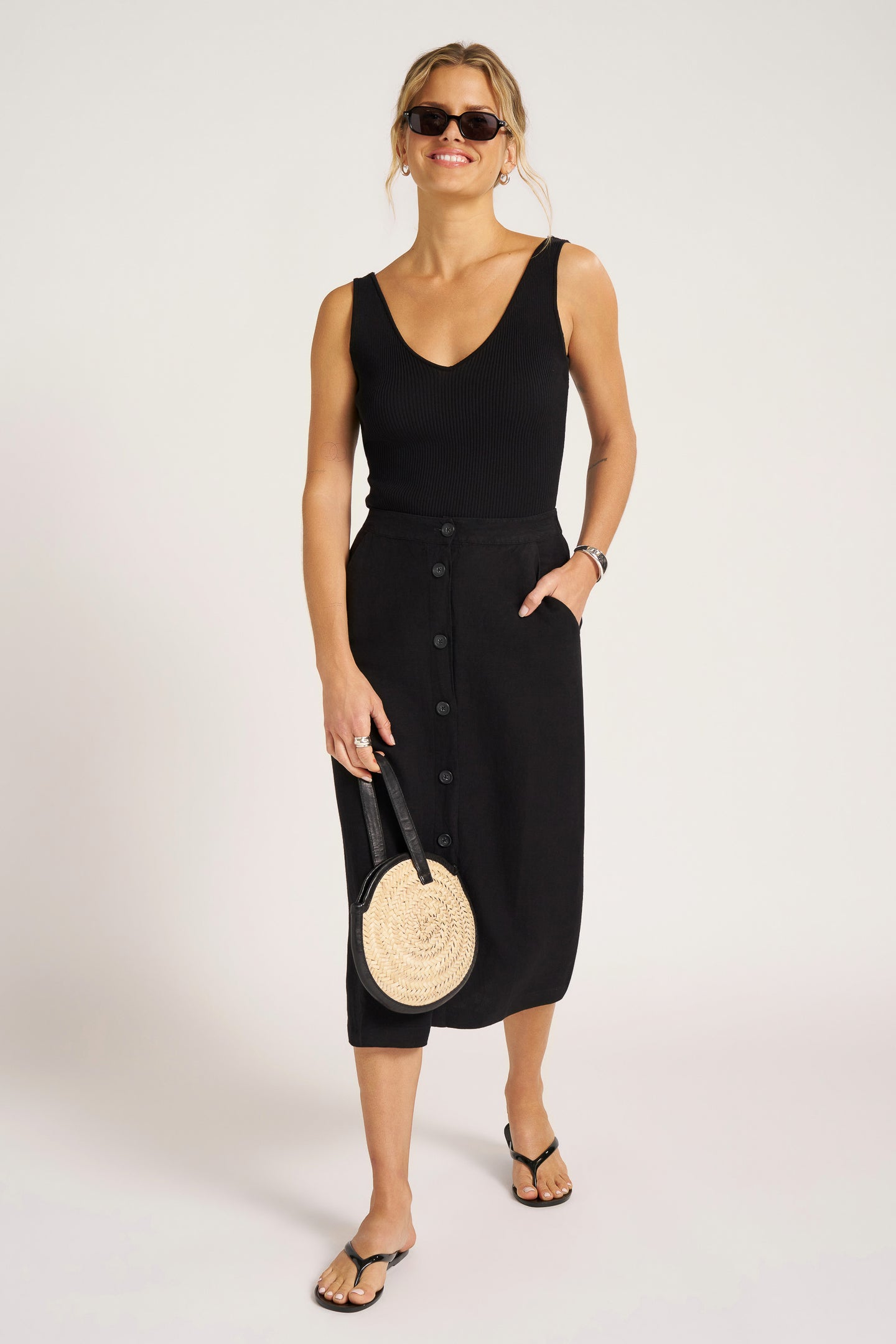 WOVEN SKIRT W/ BUTTON DETAIL IN FRONT - BLACK