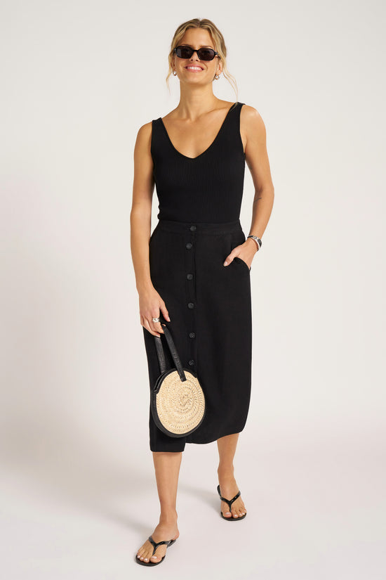 WOVEN SKIRT W/ BUTTON DETAIL IN FRONT - BLACK