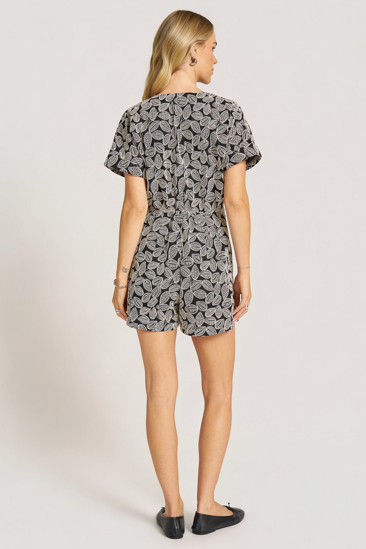 TESSARA V-NECK ROMPER - BLACK/NATURAL