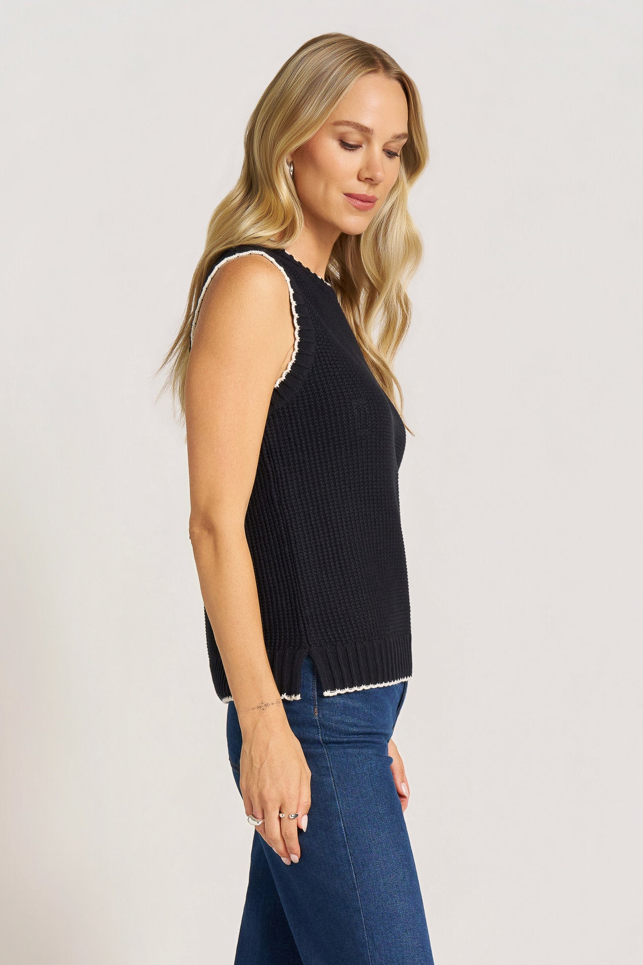 ELM CREW NECK SWEATER VEST - BLACK/IVORY
